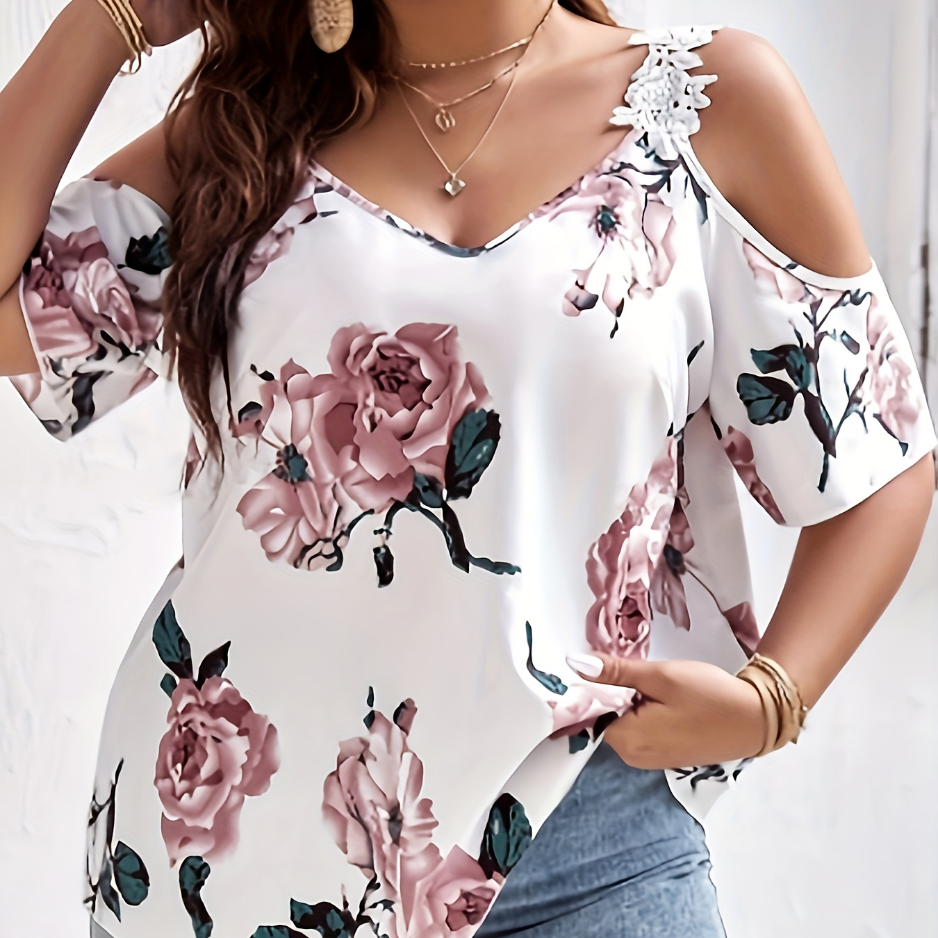 

Blouse à fleurs à épaules dénudées grande taille, élégante blouse à col en V en dentelle contrastée à manches courtes pour le printemps, vêtements grande taille pour femmes.