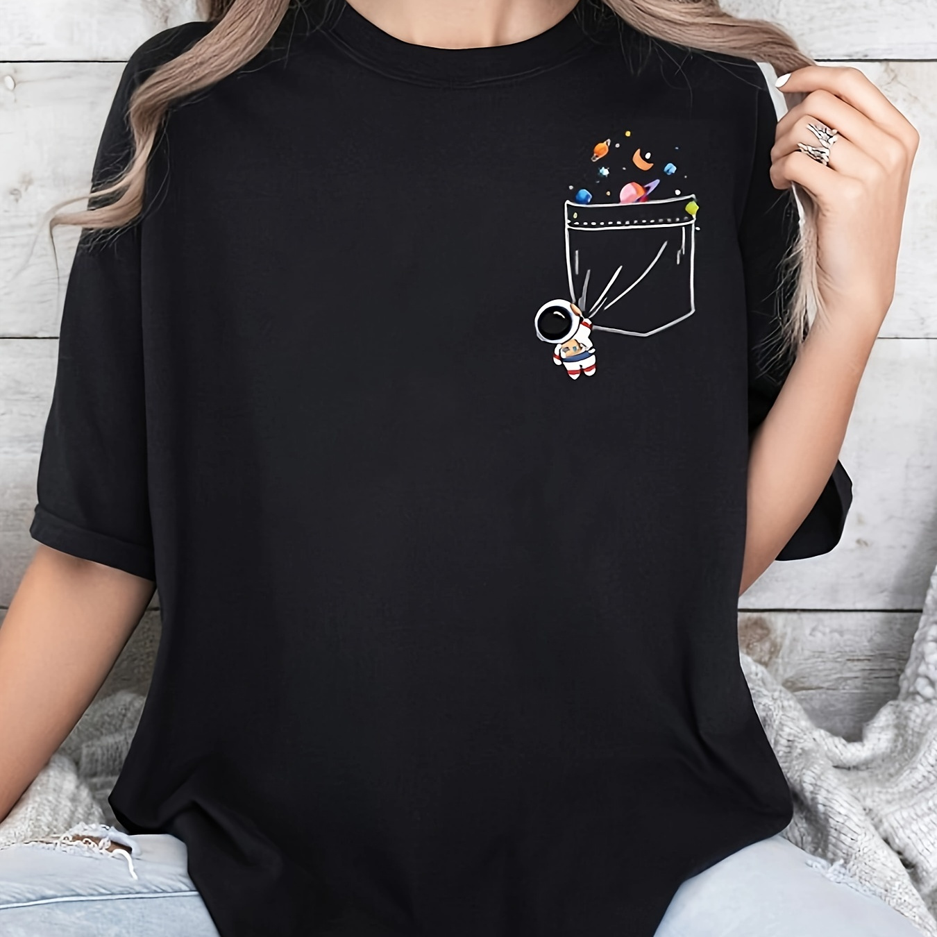 

Plus Size Pocket Astronaut Print T-shirt, Casual Short Sleeve Top For Spring & Summer, Women's Plus Size Clothing