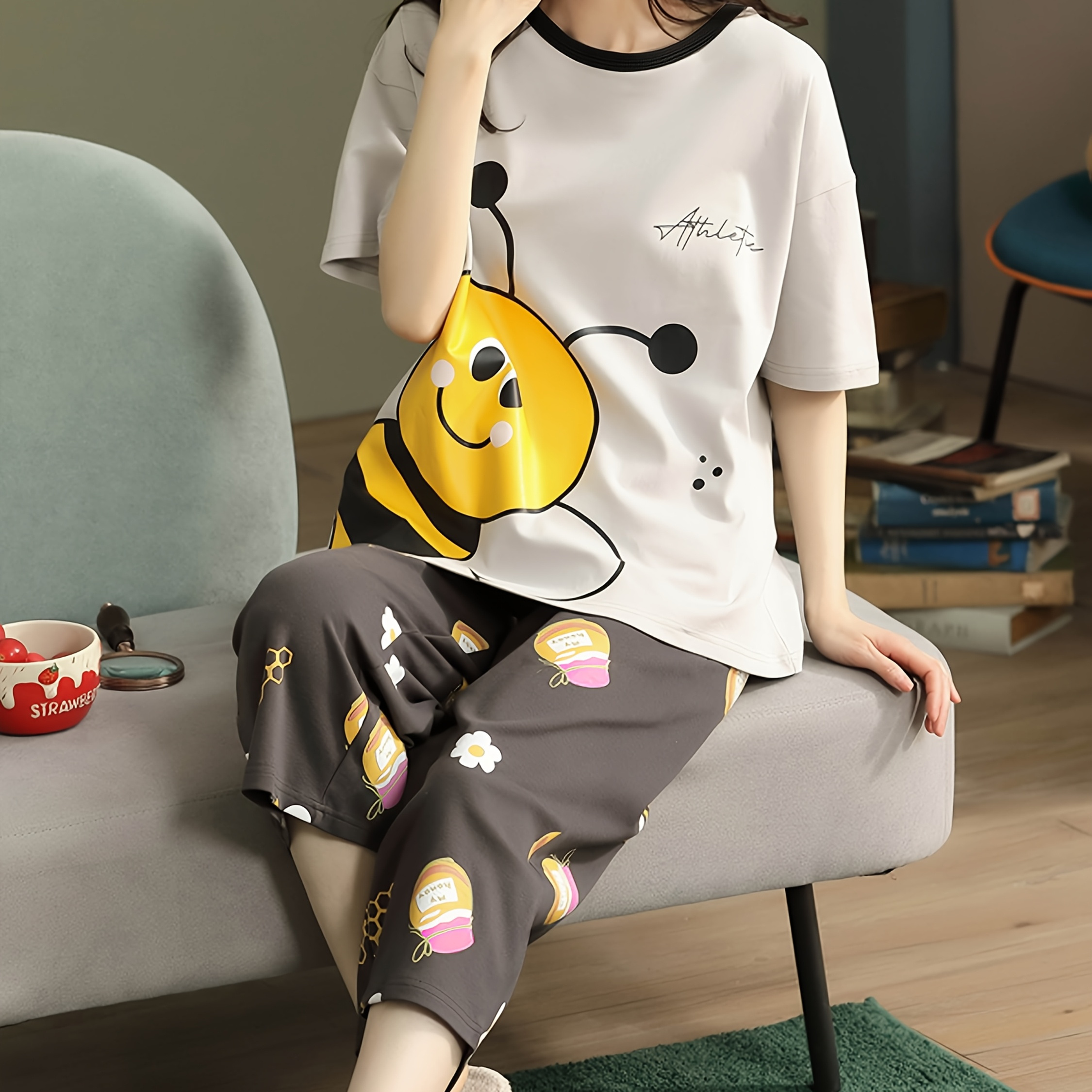 

Women's Cartoon Bee Pattern Casual Pajama Set, Short Sleeve Round Neck Pullover Top & Grey Capri Pants, Polyester Elastane , Loose , Spring/summer/fall