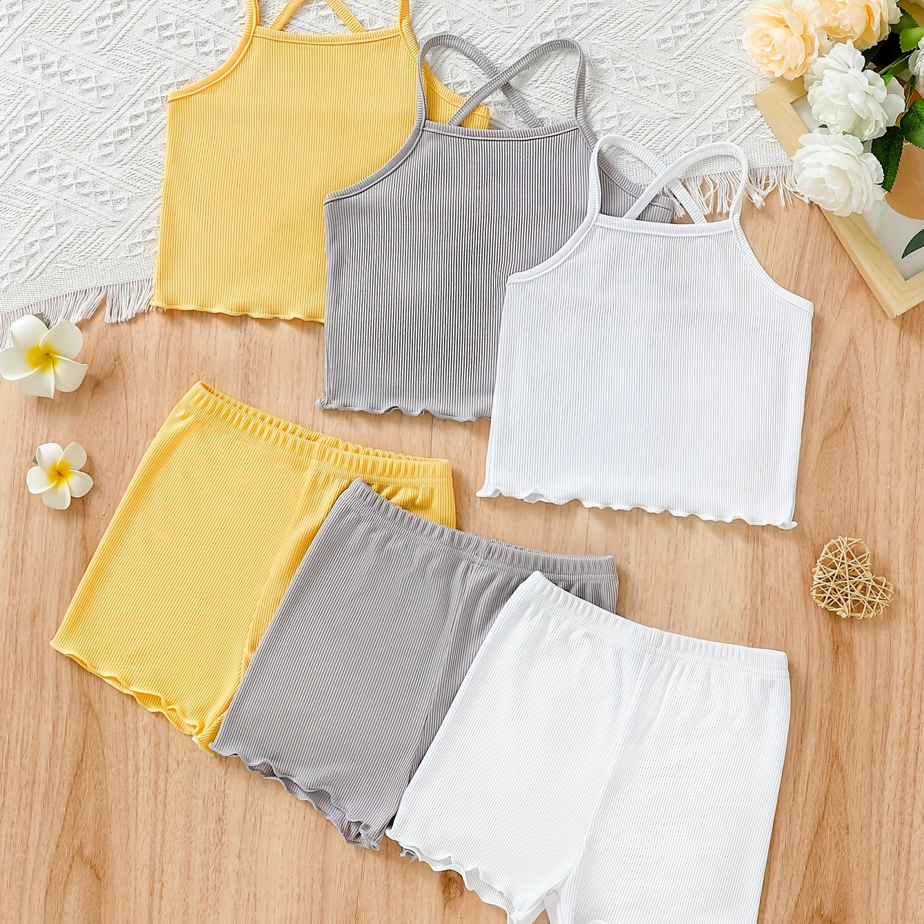 

3pcs Sous-vêtements d'été pour filles, comprenant une culotte en dentelle froncée de couleur unie avec bretelles croisées, un débardeur et un short blanc, jaune et gris de petite taille.