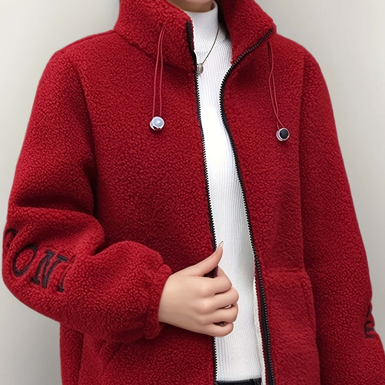 

Veste Confortable en Fausse Laine d' pour Femme - Velours Teddy Rouge avec Lettrage Brodé, Col et Fermeture Éclair - Décontractée et Chaude pour l'Hiver