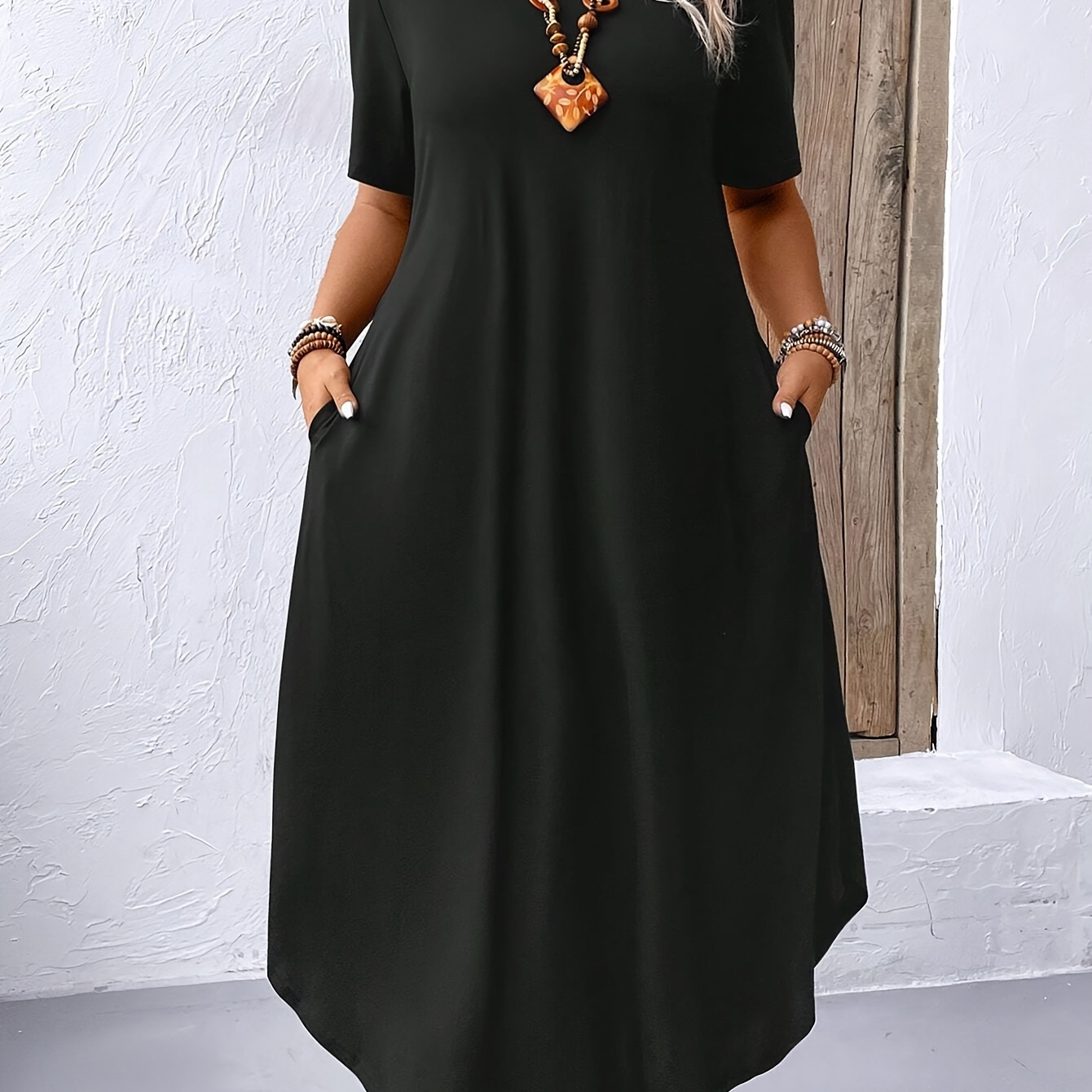 

Plus Size Simple Solid Color Dress, Casual Short Sleeve Crew Neck Dress With Pockets For Spring & Summer, Women's Plus Size Clothing