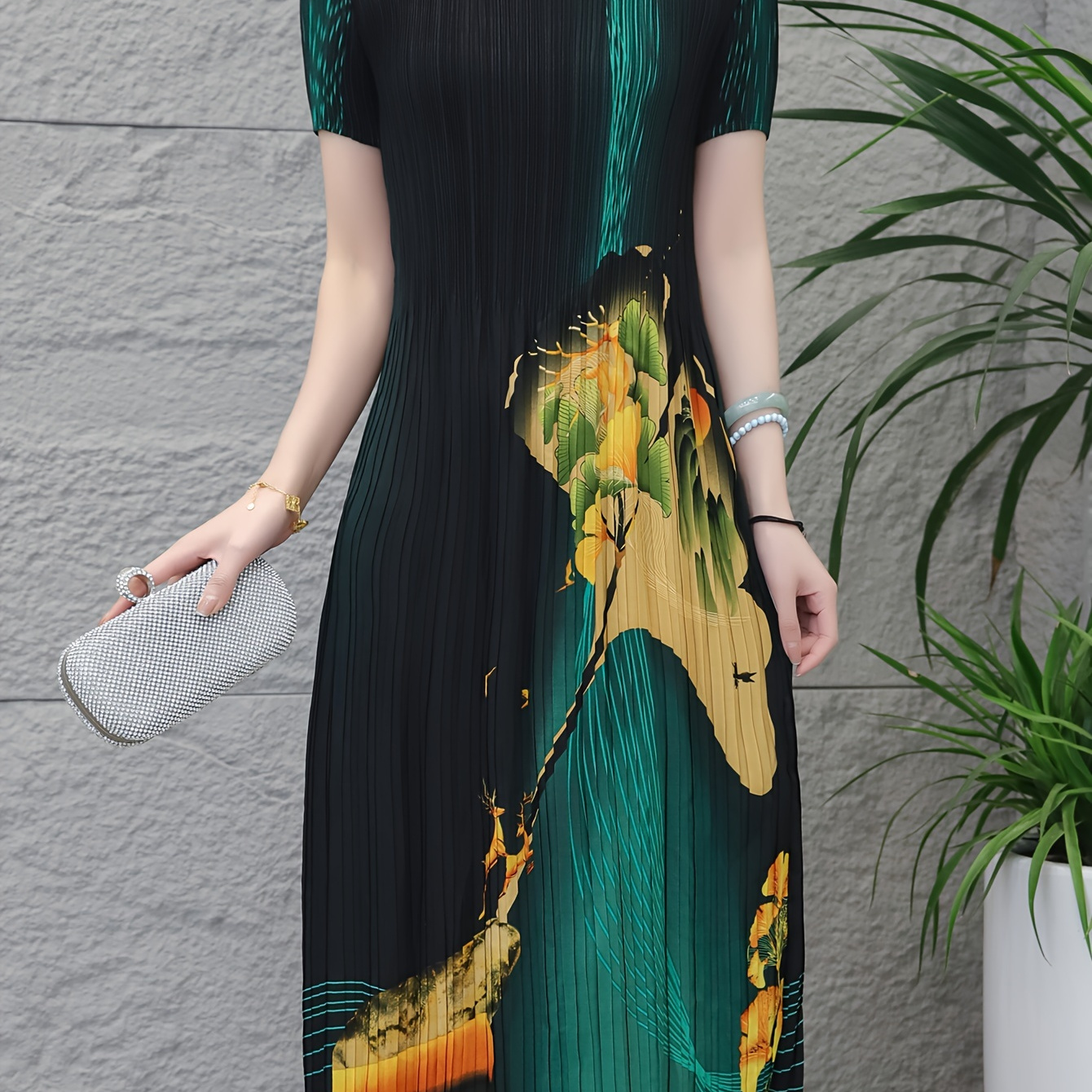 

Plus Size Floral Print Pleated Dress, Elegant Crew Neck Short Sleeve Midi Dress For Spring & Summer, Women's Plus Size Clothing