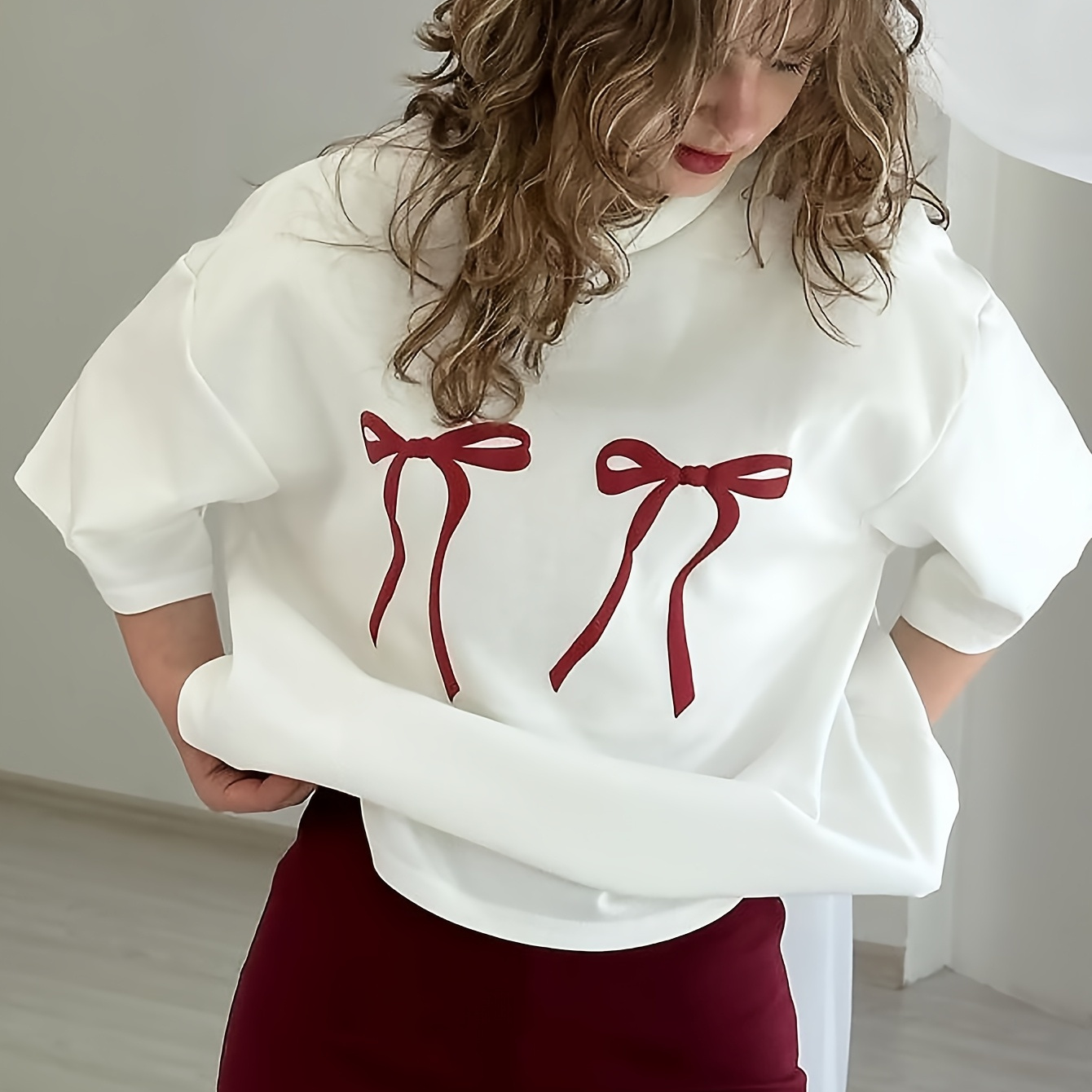 

Loose-fitting Women's T-shirt With A Bow
