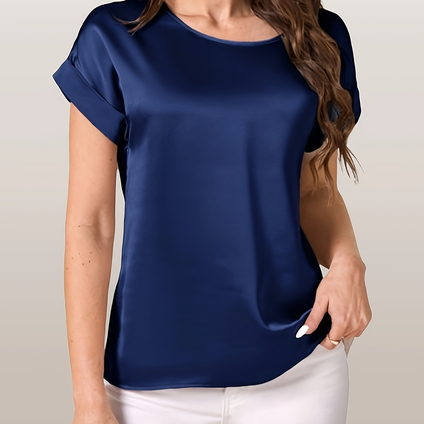 

Elegantly Styled Short-sleeved T-shirt With A Simple And Fashionable Design