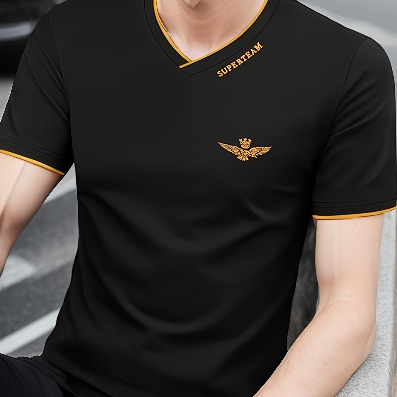 

Men's Summer Fashion Eagle With Crown Label Pattern V-neck And Short Sleeve T-shirt, Classic And Chic Tops For Casual And Outdoors Wear