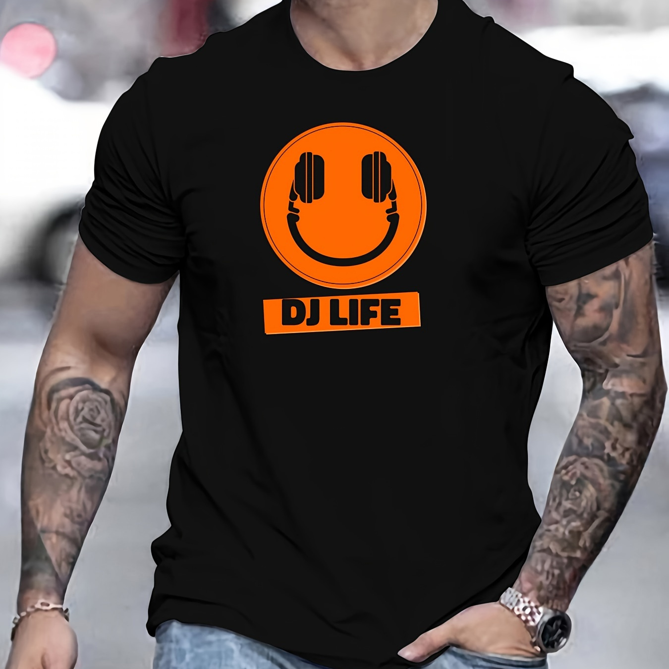 

Dj Life & Happy Face Pattern Print Crew Neck Short Sleeve T-shirt For Men, Comfy Casual Summer T-shirt For Daily Wear Work Out And Vacation Resorts