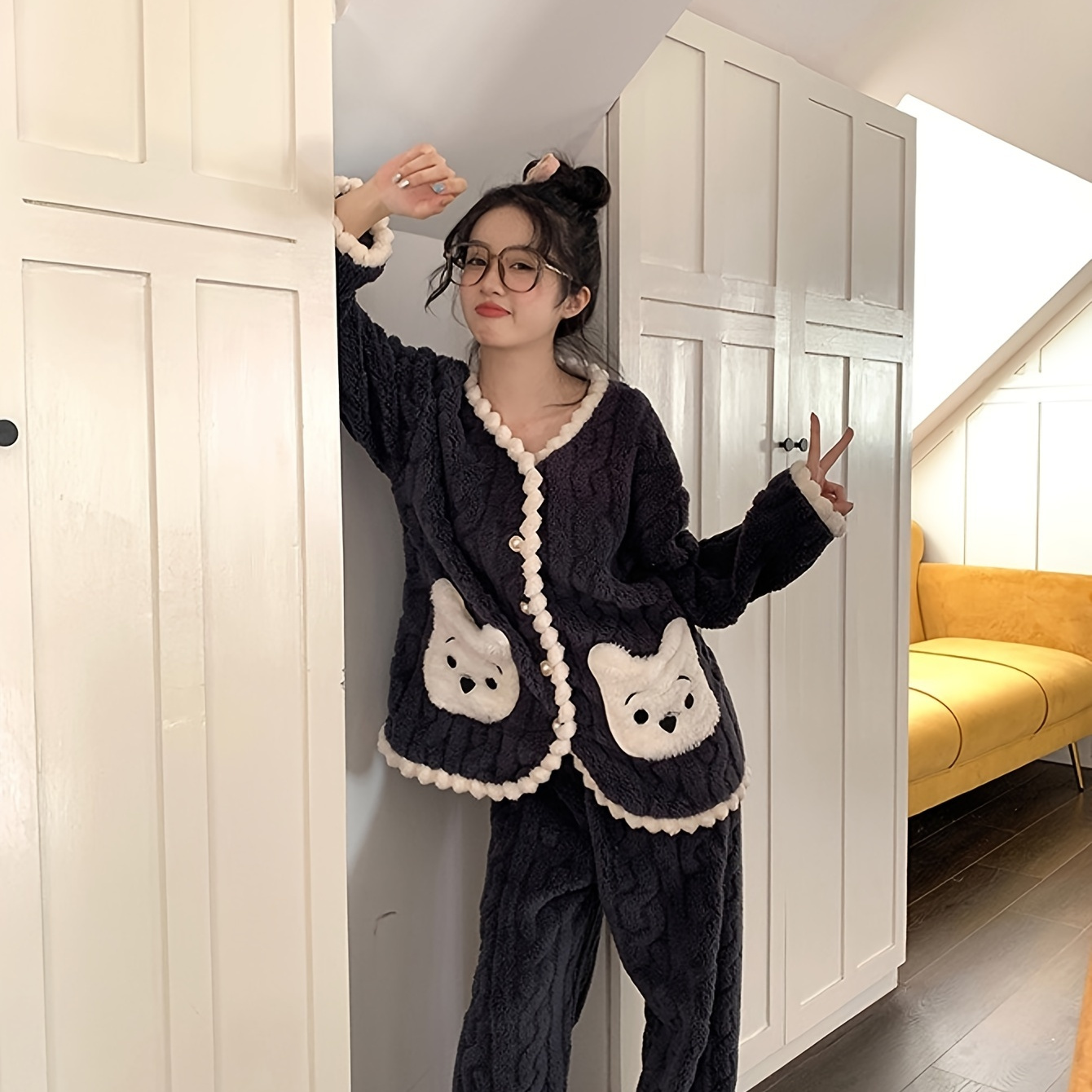 

Women's Cute Bear Pattern Fleece Thick Jacquard Pajama Set, Long Sleeve Buttons Round Neck Pocketed Top & Pants, Comfortable Relaxed Fit For Fall & Winter