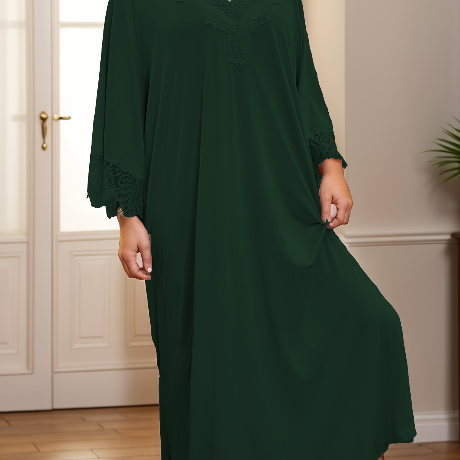 

Robe de Nuit Élégante Grande Taille pour Femmes avec Dentelle, Manches 3/4 Douces et Longueur Moyenne - Col en V, Tissu Extensible, Lavable en Machine