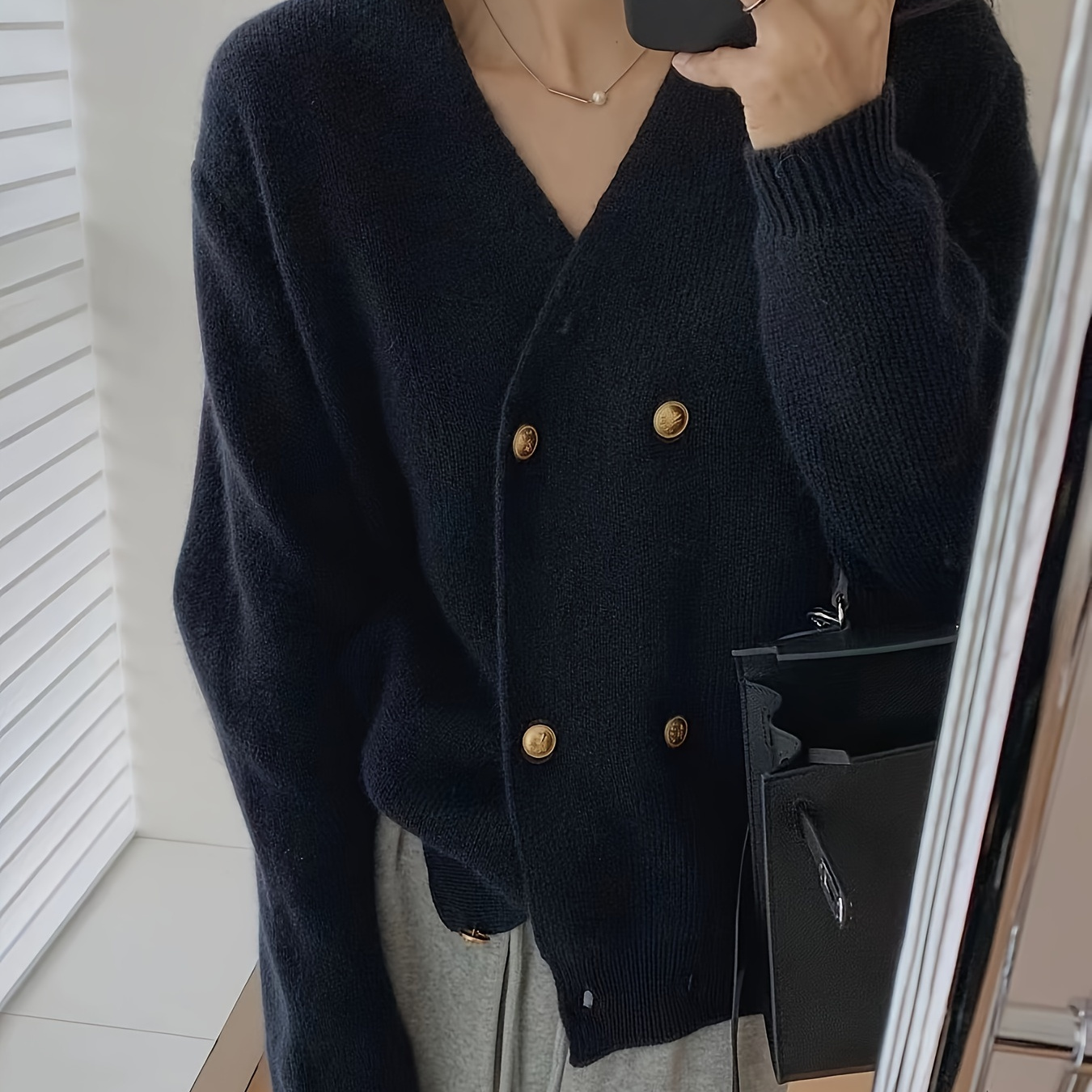 

Pull en femme vintage noir en V, cardigan confortable, détail bouton, haut de mode pour toutes les , style en , couleur unie