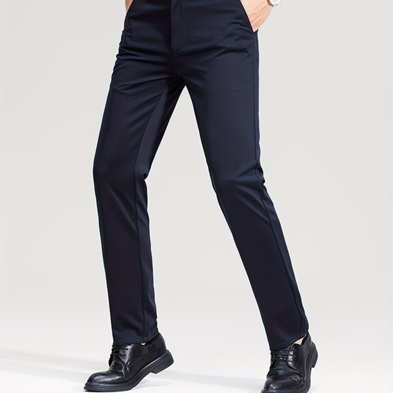 

Pantalon de costume uni pour homme avec poches, pantalon décontracté slim fit pour les activités professionnelles estivales.