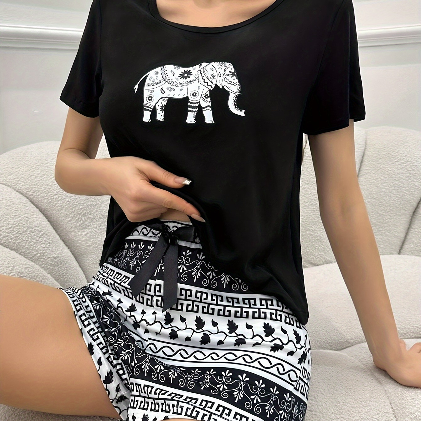 

Ensemble Pyjama Imprimé Éléphant pour Femme - Mélange Confortable de Polyester et Élasthanne, Haut à Col Rond et Manches Courtes avec Détail Nœud & Shorts , Lavable en Machine