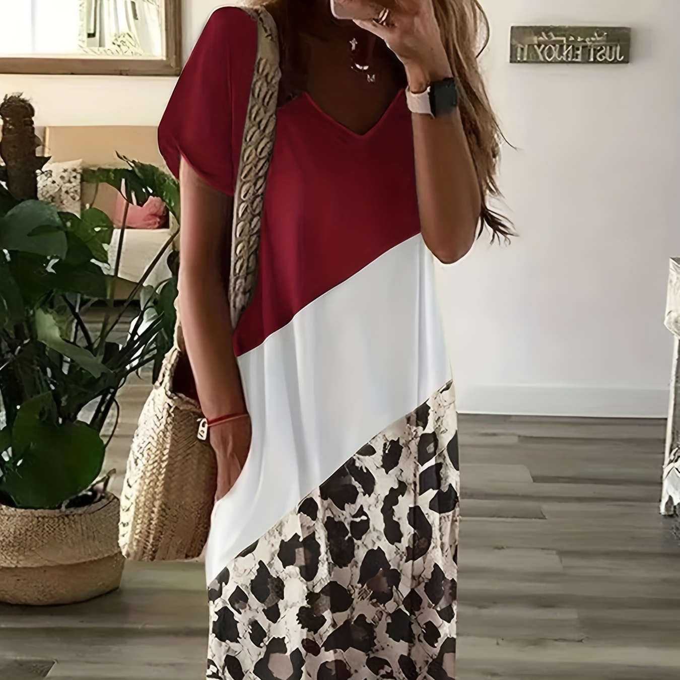 

Plus Size Casual Dress, Women's Plus Colorblock Leopard Print Short Sleeve V Neck Slight Stretch Tee Dress With Pockets