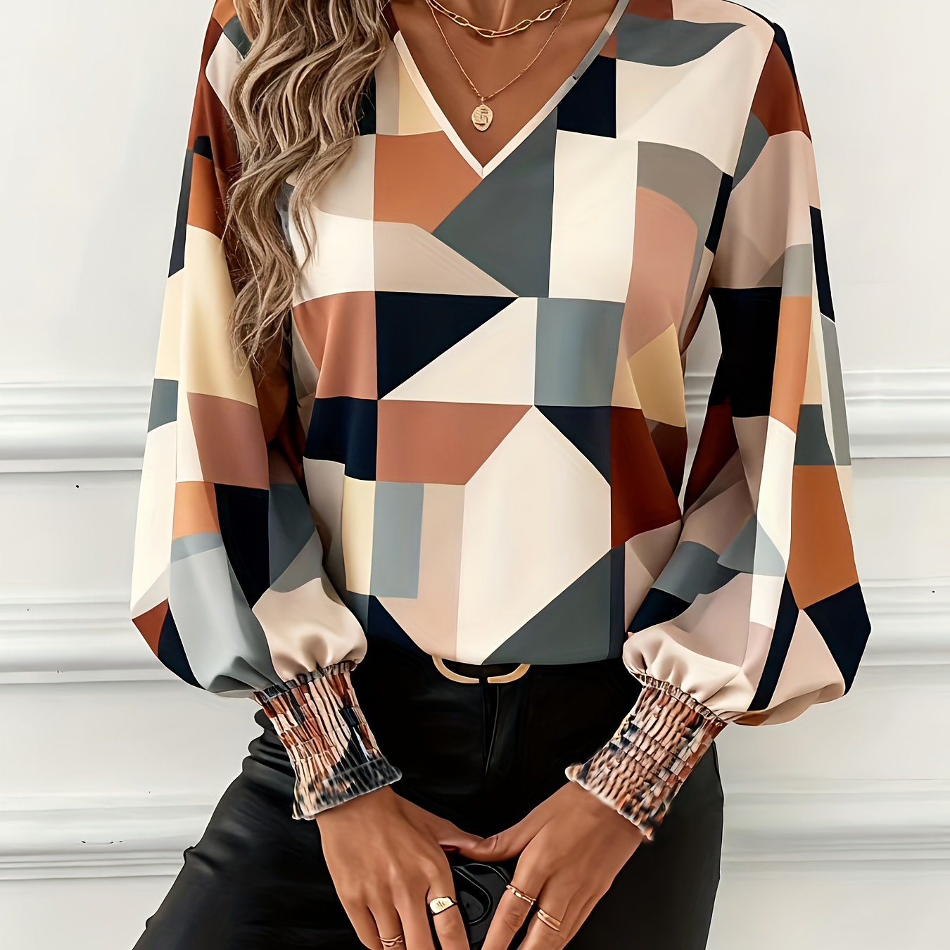 Elegant damebluse med geometrisk mønster og lanterneærmer - Smuk V-hals langærmet skjorte, velegnet til afslappede forårs-/efterårsoutfits eller moderigtige outfits. Smart fritidstøj