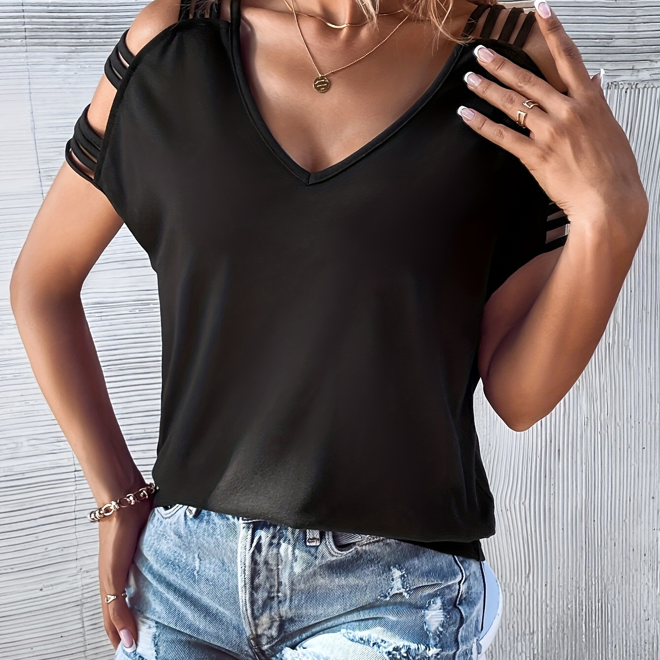 

T-Shirt Chic Noir Uni pour Femme - Col V Décontracté avec Bretelles Élégantes Découpées, Polyester, Lavable en Machine - pour Toutes les