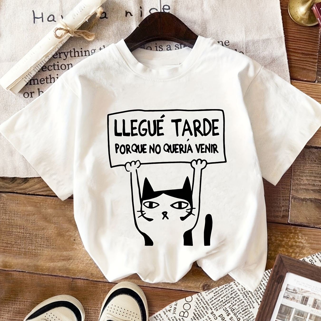 

[casual ] Women's Cute Cat & Letter Print T-shirt - "llegue Tarde Queria " Design, Casual Short Sleeve Round Neck Top For , Breathable Polyester, White, Cat Tshirt