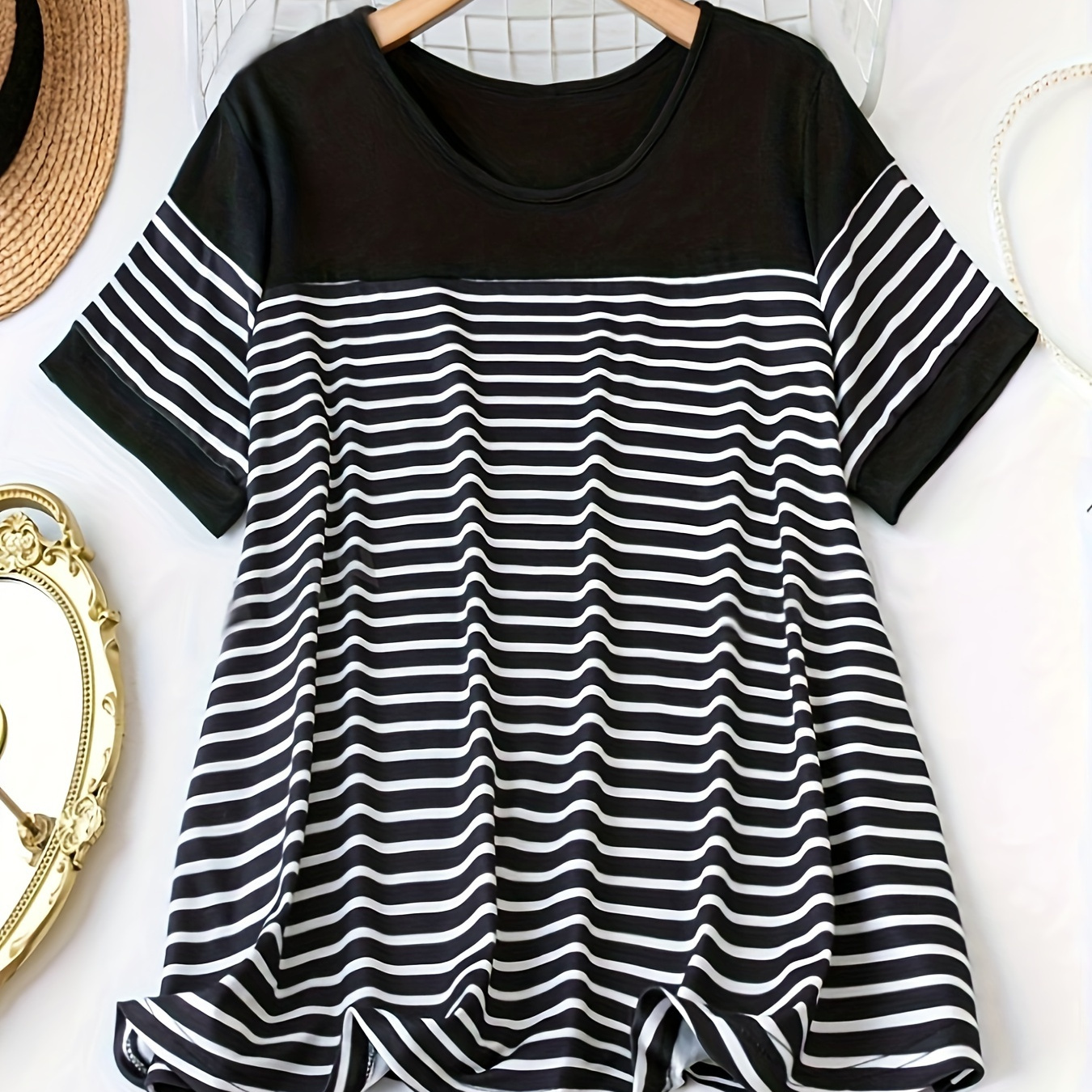 

Plus Size Stripes Print T-shirt, Casual Crew Neck Short Sleeve T-shirt For Spring & Summer, Women's Plus Size Clothing