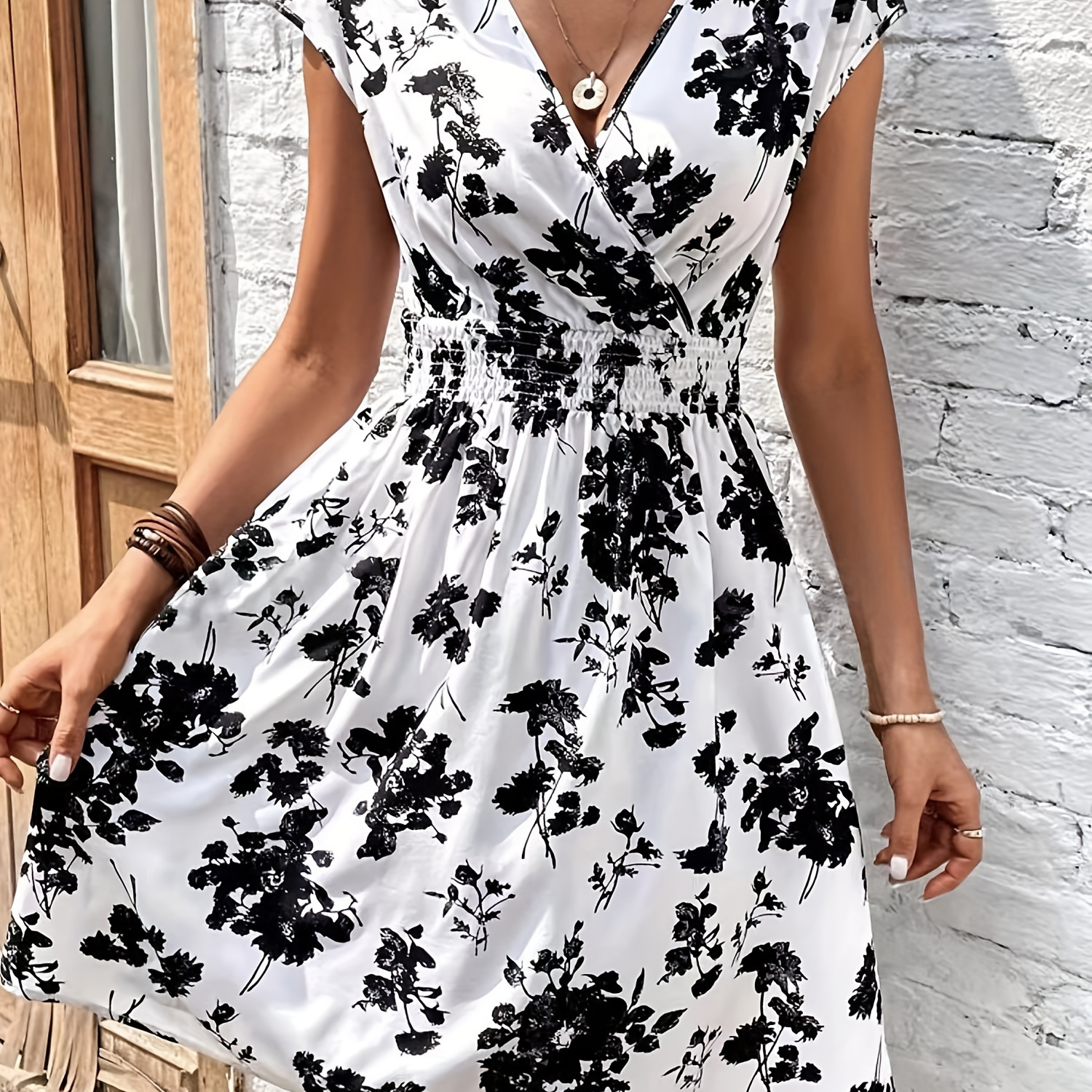 

Robe à col surplis à imprimé floral, robe élégante à taille froncée à manches courtes, vêtements pour femmes