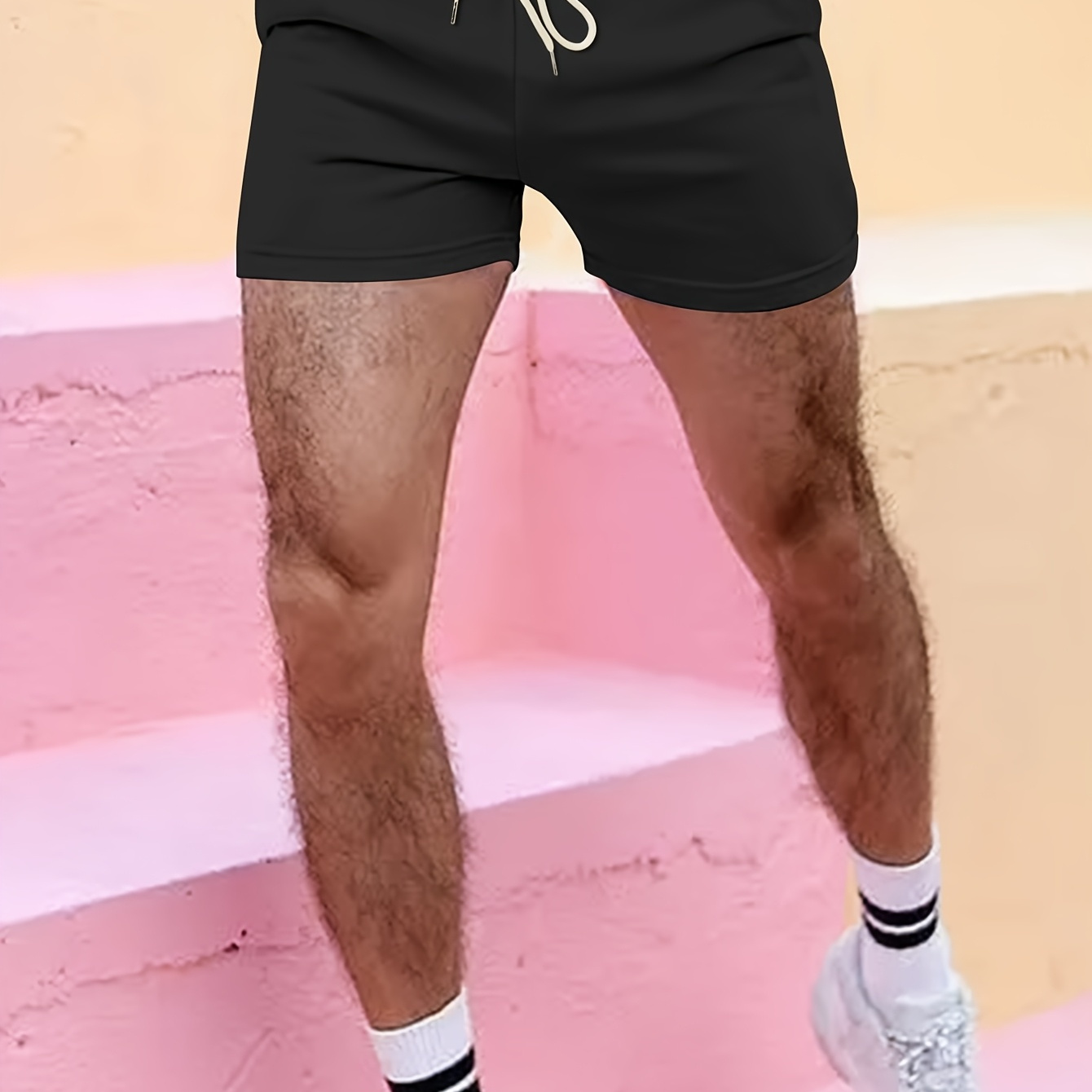 

Shorts de sport tendance pour hommes, en polyester tricoté, coupe régulière, couleur unie, légèrement extensibles, shorts décontractés et actifs.