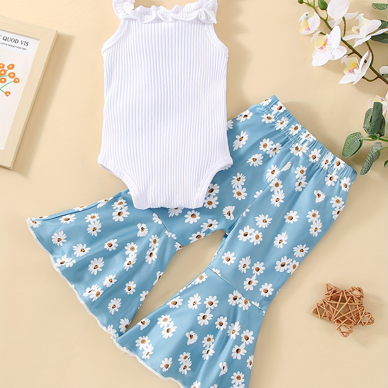 

2pcs Baby Girls Summer Solid Sleeveless Pit Strip Triangle Bodysuit + Chrysanthemum Print Flared Trousers Set