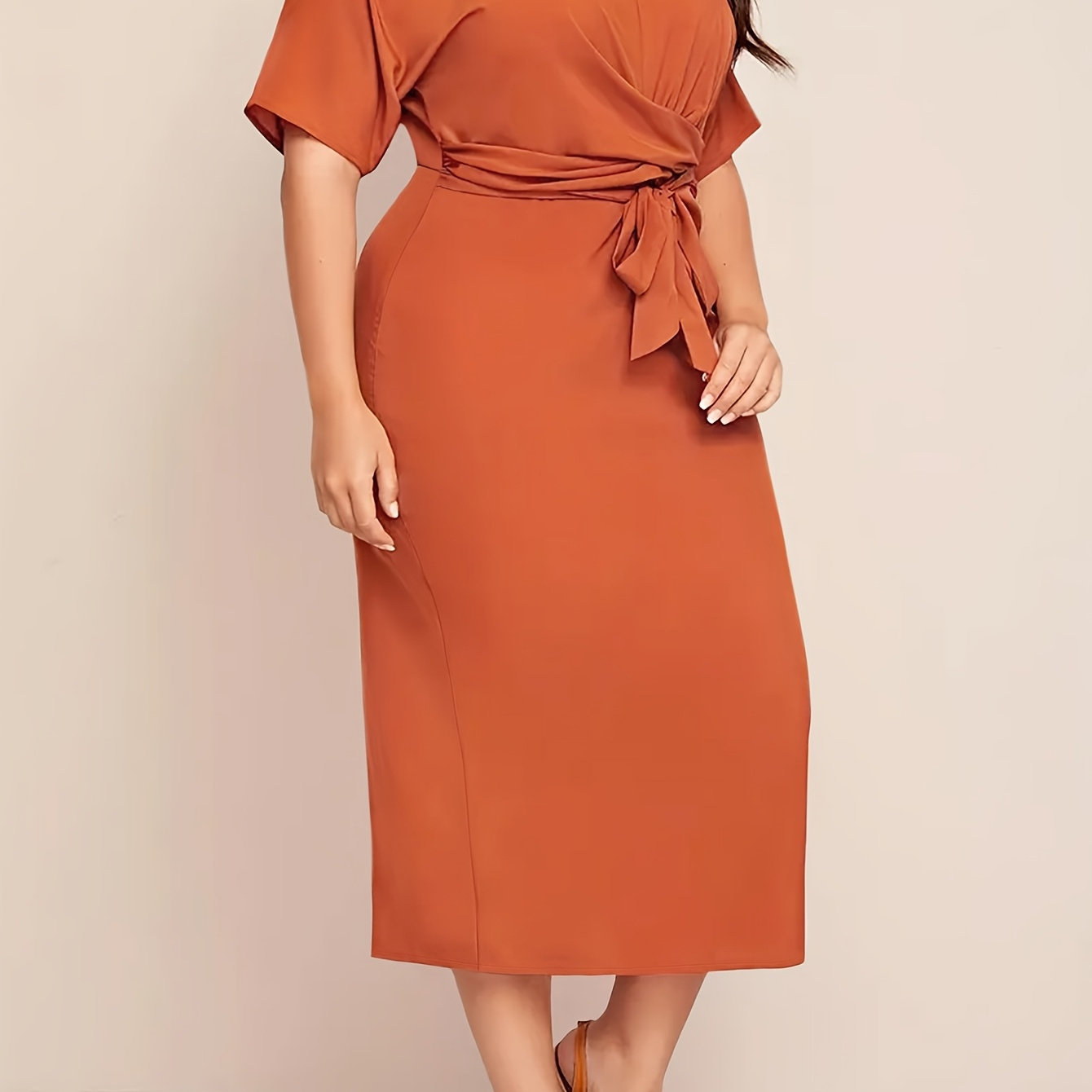 

Robe Chic Grande Taille pour Femme avec Taille Nouée - Col Rond Décontracté, Manches Courtes, Couleur Unie - Lavable en Machine