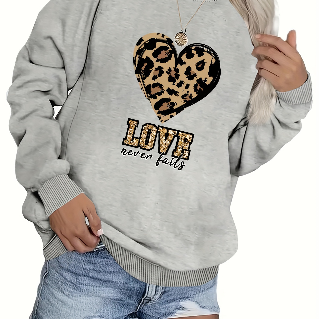 

Plus Size Casual Sweatshirt, Women's Plus Fashion Leopard Love Heart Print Long Sleeve Round Neck Sweatshirt