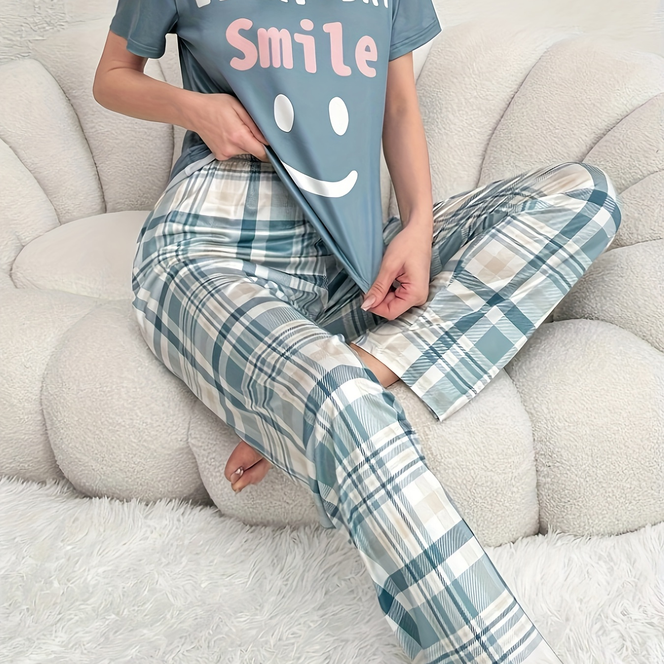 

Ensemble de pyjama décontracté avec imprimé de visage souriant et slogan pour femme, haut à manches courtes et col rond, pantalon à carreaux, coupe décontractée et confortable.