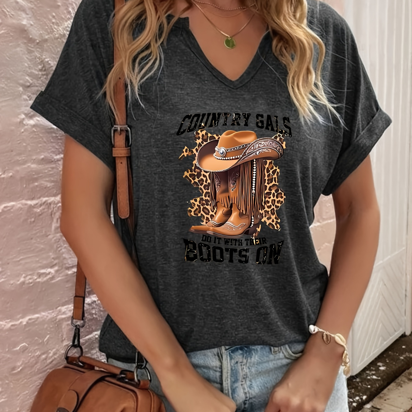 

T-Shirt Chic Country Gals à Col en V avec Imprimé Bottes - Haut Décontracté à Manches Courtes pour Femme, Collection Printemps/Été