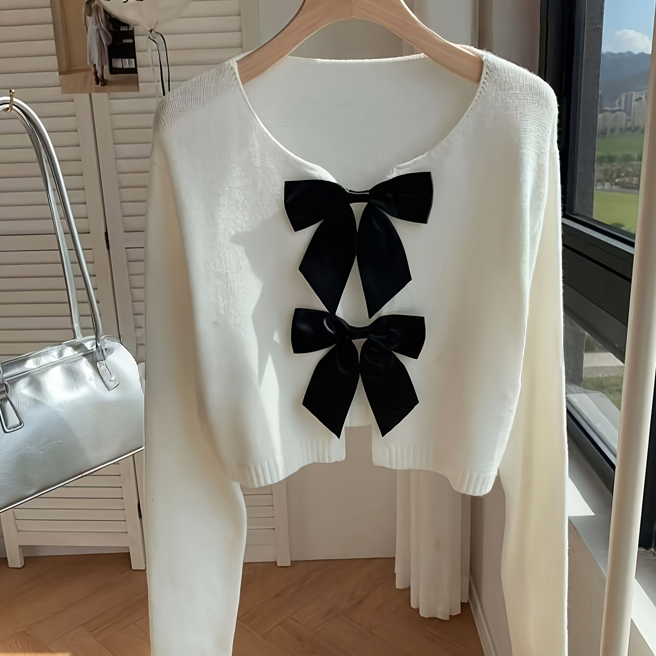 

Cardigan en Acrylique Élégant pour Femme avec Grand Nœud Papillon - Chic à Manches Longues, Col Rond, Veste Légère pour & , Blanc avec Détail Nœud Noir