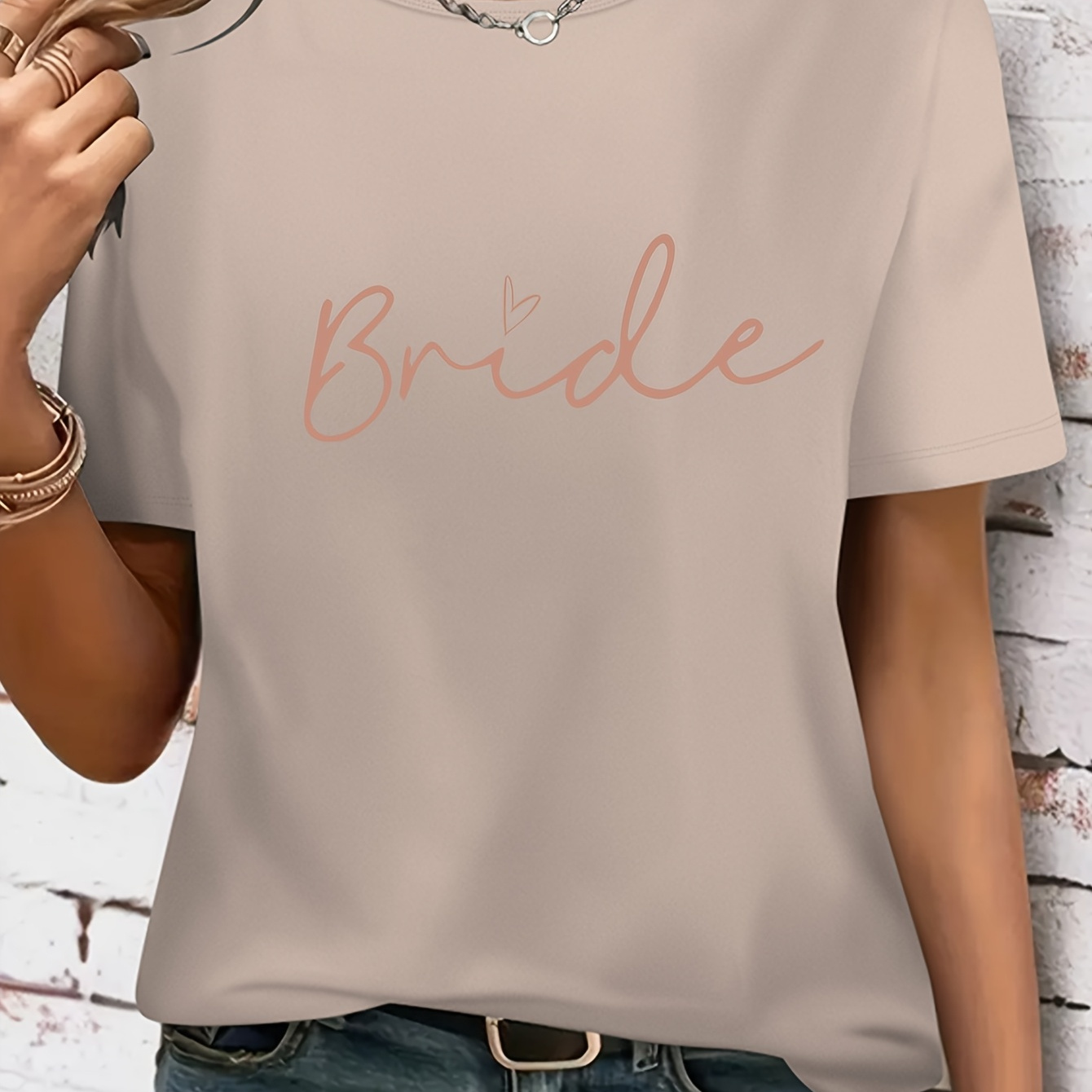 

T-shirt décontracté à manches courtes pour femmes avec de lettres "Bride", col rond, mélange de polyester et spandex, stretch moyen, coupe régulière, haut d'été et de printemps - Détail d'applique