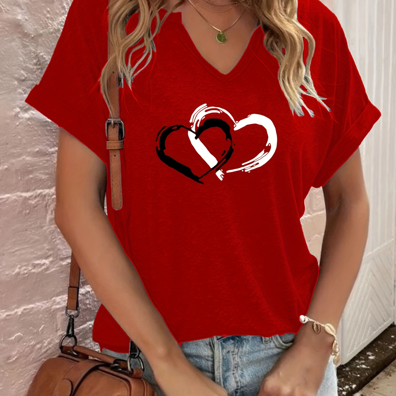 

1pc T-shirt décontracté à col en V pour femmes avec impression de cœur, manches courtes, en polyester, collection printemps/été, coupe régulière, silhouette en H, rembourrage - Rouge