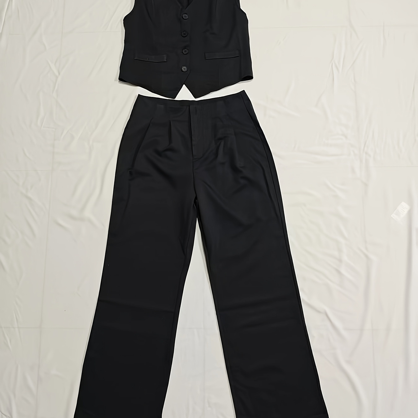 

Un ensemble pièces pour femme, composé d'une veste manches et d'un pantalon de costume.