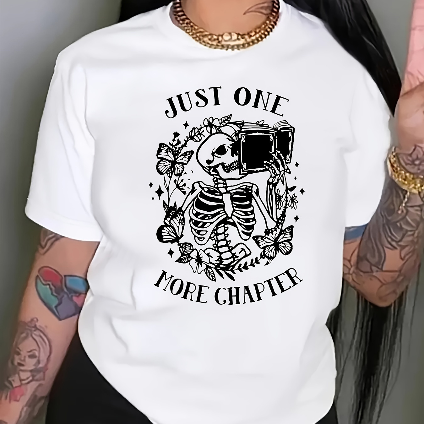 

Women's Casual Short Sleeve T-shirt With Skull Graphic, Comfortable Sportswear Top, White Tee With "just 1 More Chapter" Print For Book Lovers
