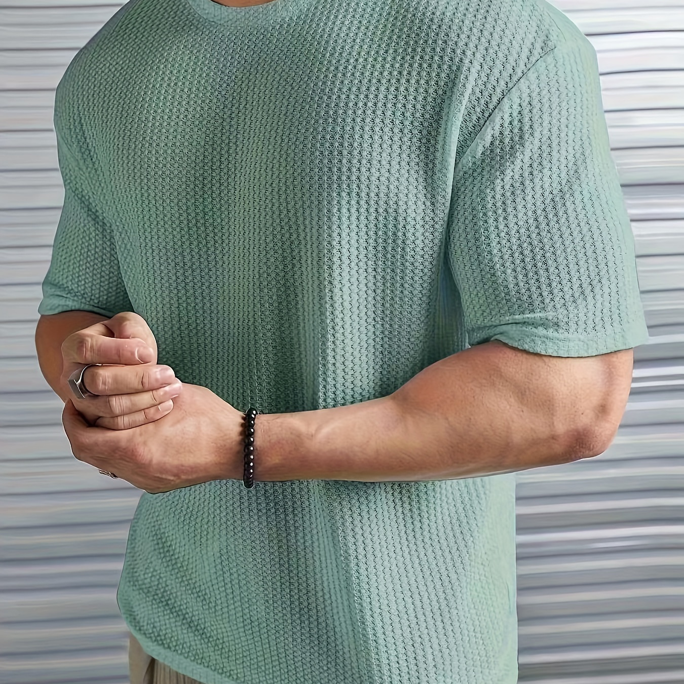 

T-shirt texturé de couleur unie pour homme, col rond et t-shirt à manches courtes, hauts chics et tendance pour les tenues décontractées d'été et d'extérieur