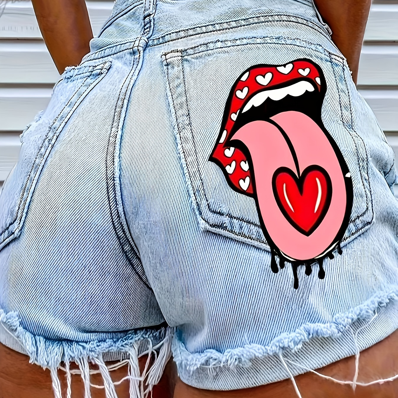 

Women's Casual Heart Red Lips Graphic Single-breasted High-waisted Denim Shorts, Tongue Print With Distressed Detail, Light Wash, Loose Fit Jean Shorts