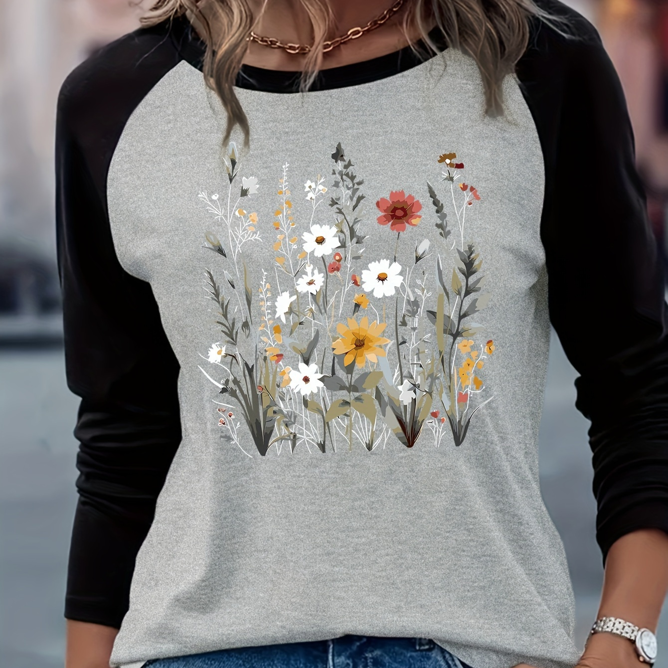 

Women's Floral Applique Long Sleeve T-shirt, 95% Polyester 5% Spandex, Crew Neck Knit Fabric Top, Medium Stretch, Regular Fit, All Season Casual Wear