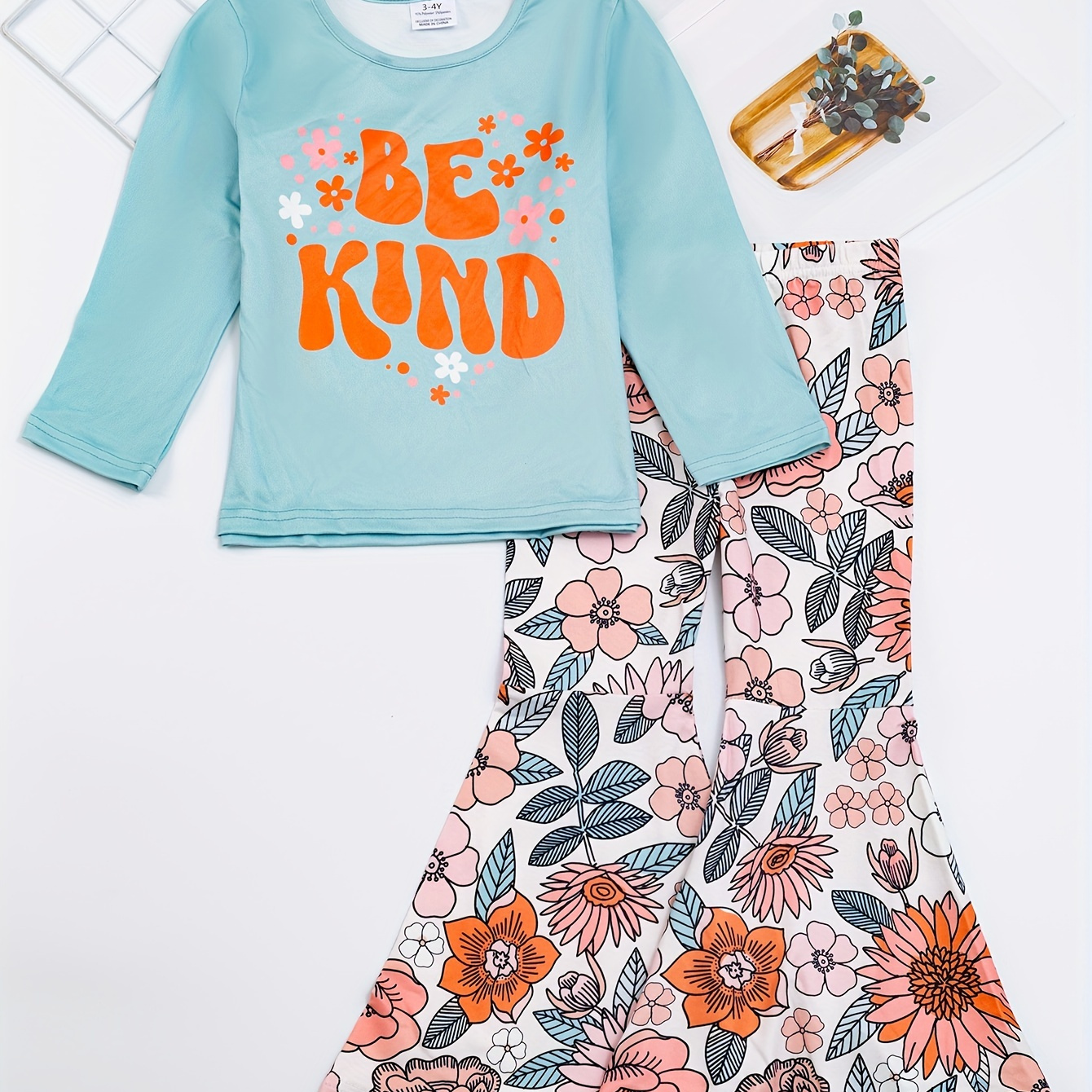 

Girls' 2 Packs Be Kind Print Top & Floral Print Flare Pants Kids Clothes For Autumn