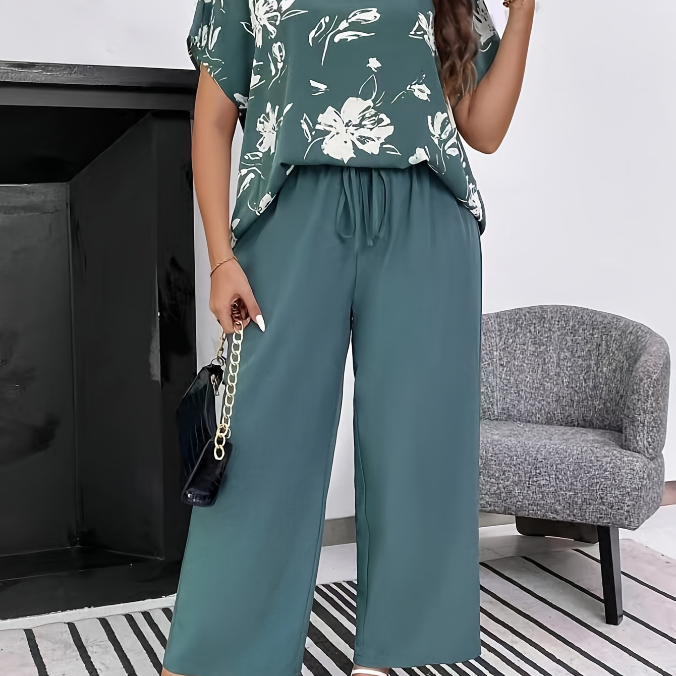 

Plus Size Floral Print Two-piece Set, V Neck Short Sleeve Top & Pants Outfits, Women's Plus Size clothing