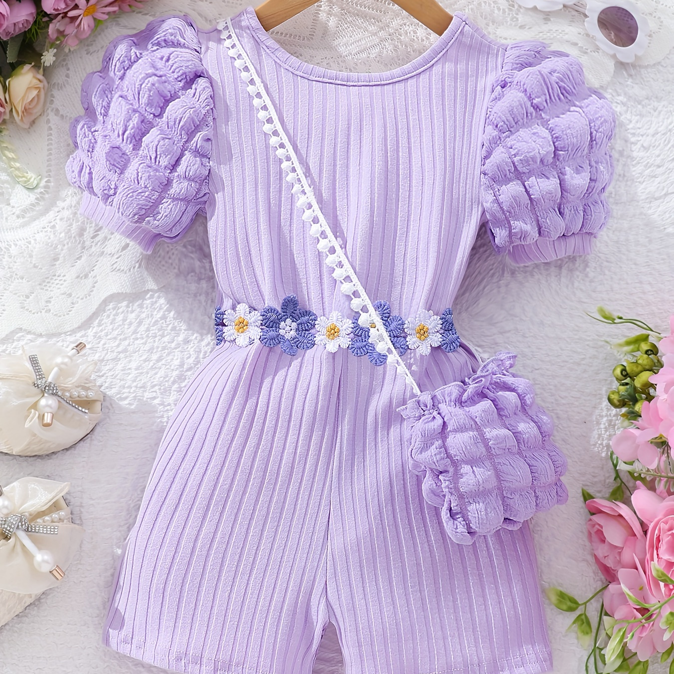 

Solid Color Puff Sleeve Floral Decor Ribbed Romper With Bag For Girls, Stylish Summer Comfy Jumpsuit Holiday Gift, Kids' Clothing