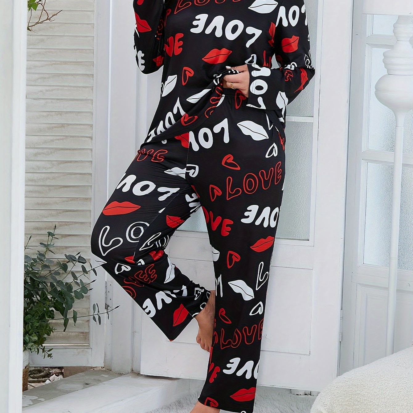 

Women's Plus Casual Pajamas Set, Plus Size Red Lip & Letter Print Long Sleeve Top & Pants Home Wear 2 Piece Set For Fall Season