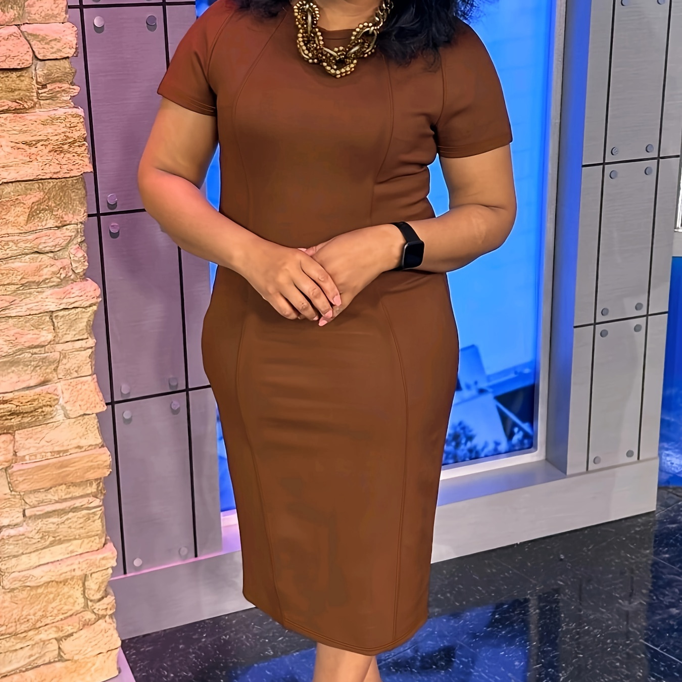 

Plus Size Solid Color Bodycon Dress, Elegant Short Sleeve Crew Neck Dress For Spring & Summer, Women's Plus Size Clothing