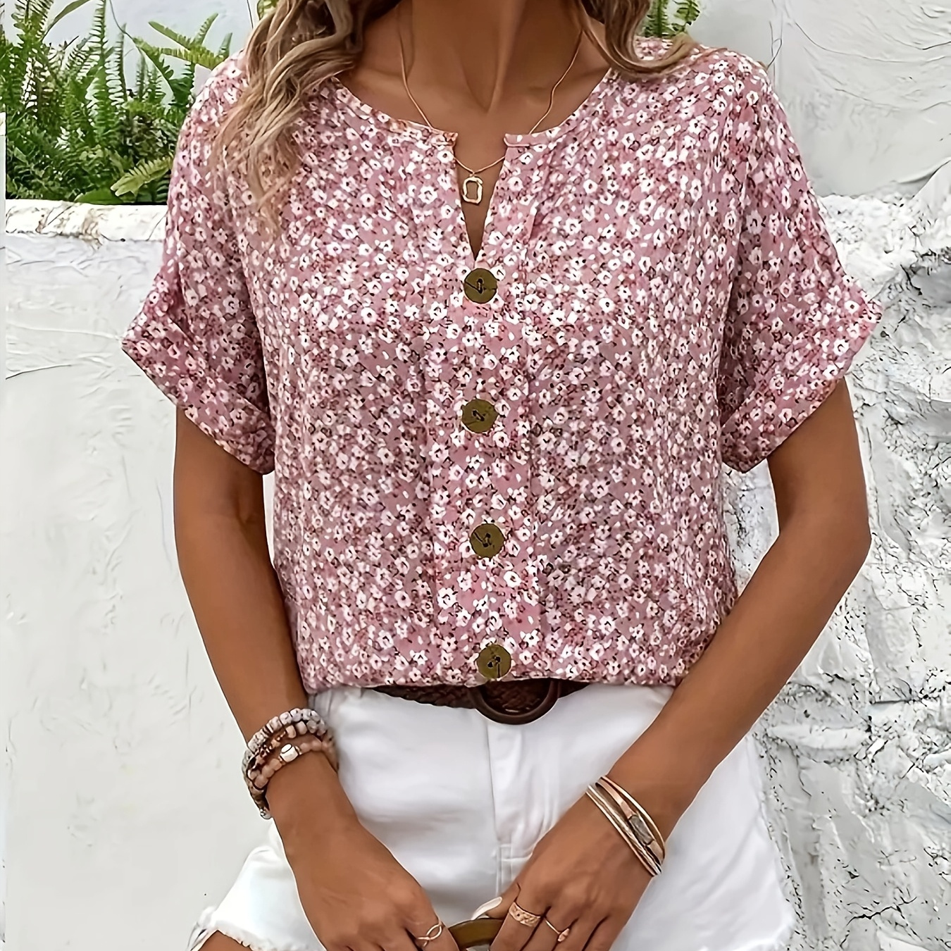 

Blouse à imprimé floral - Haut à manches courtes et col en V pour femmes de grande taille avec détail de bouton - Polyester 95%, Élasthane 5% - Vêtements d'été décontractés en tissu