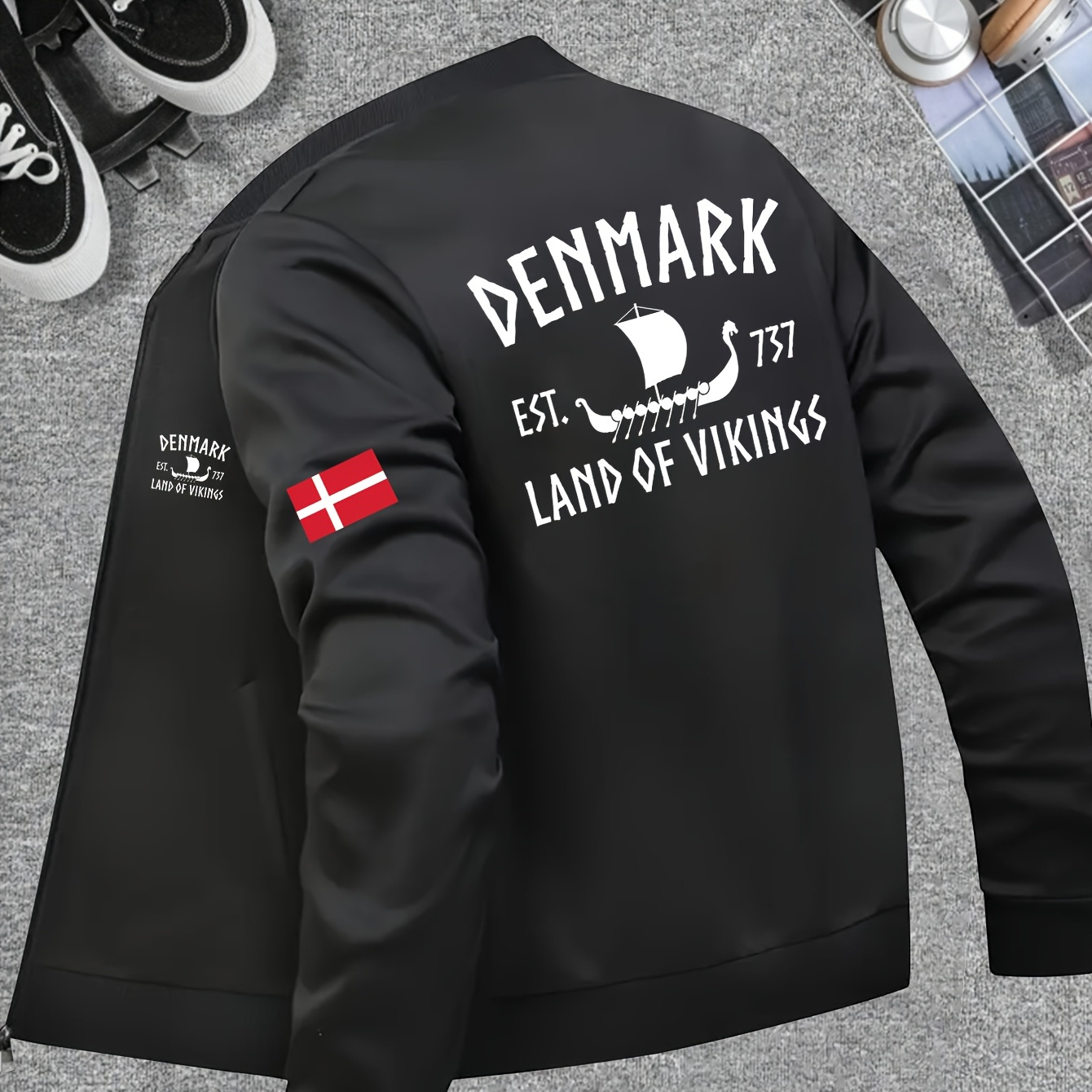 Herres sportsbaseballjakke med print af danske nationale byelementer, afslappet joggerjakke med ståkrave og lynlås, normal pasform, afslappet weekendovertøj