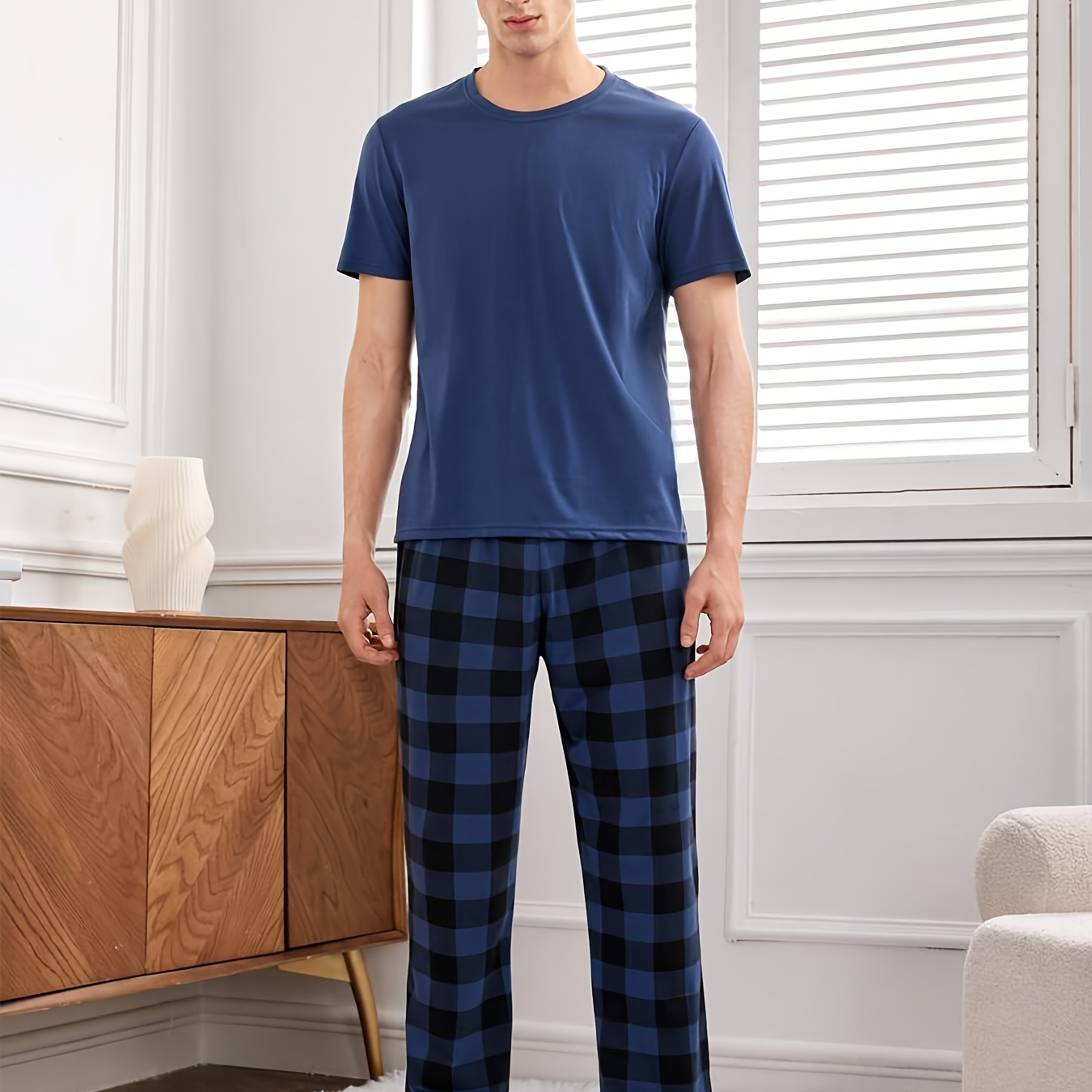 

Ensemble pyjama 2 pièces pour homme, bleu marine, col rond, manches courtes et pantalon à carreaux, style confortable et pour , vêtements de détente confortables pour homme.