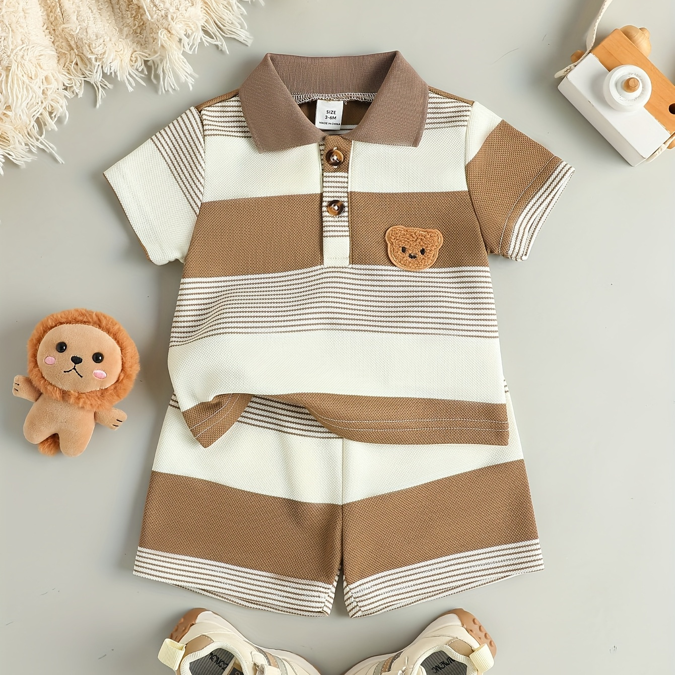 Novo Conjunto de Moda de Verão para Meninos: Camiseta de Manga Curta com Estampa Listrada Aleatória e Shorts Listrados Casuais Versáteis, Conjunto de 2 Peças, Perfeito para Atividades ao Ar Livre e Volta às Aulas