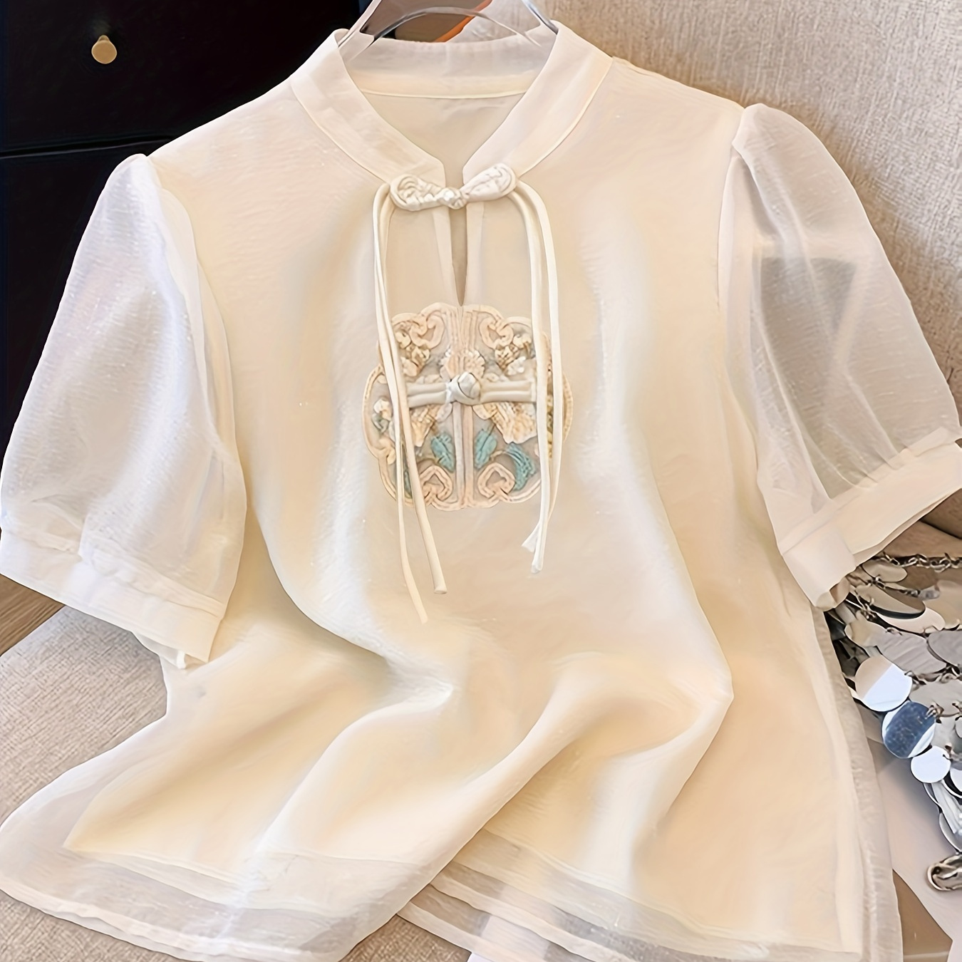 

Blouse à boutons grenouille brodée florale, élégante blouse à manches courtes en mesh contrasté et col mao, vêtements pour femmes.