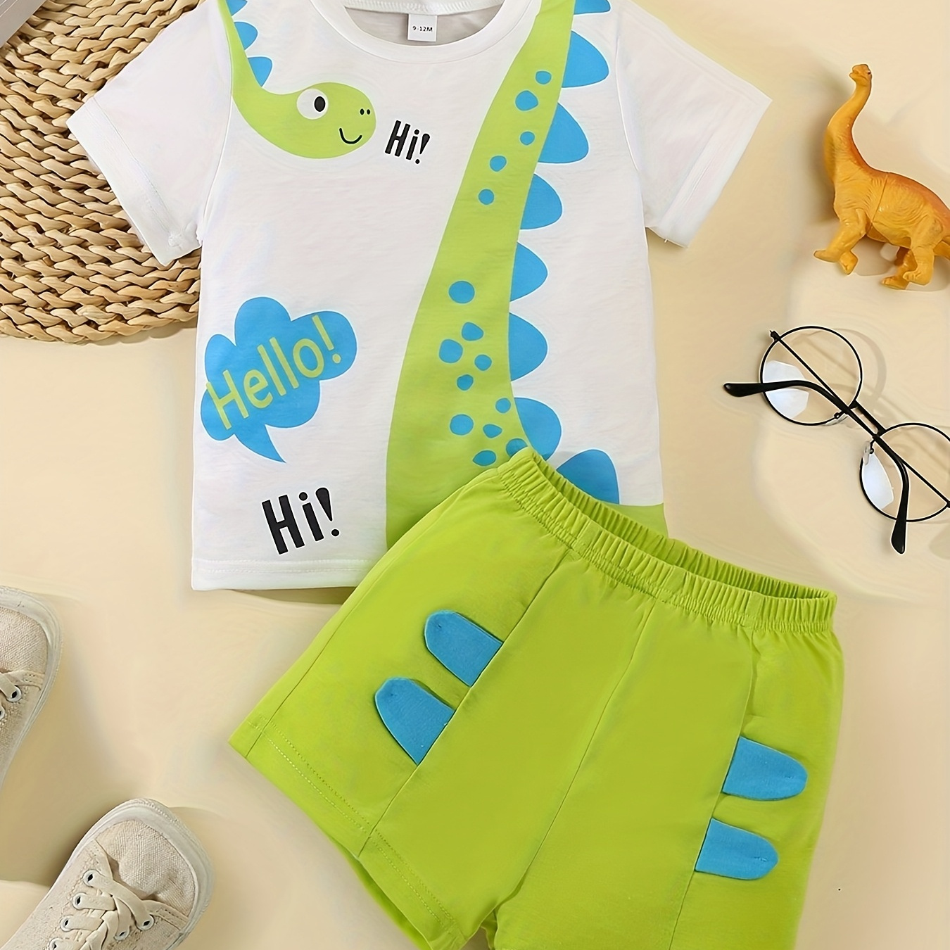 Conjunto de Verão para Bebé Menino: Top de Gola Redonda com Estampado de Girafa, Confortável e Macio + Calções Verdes com Elástico na Cintura, Ideal para Atividades ao Ar Livre