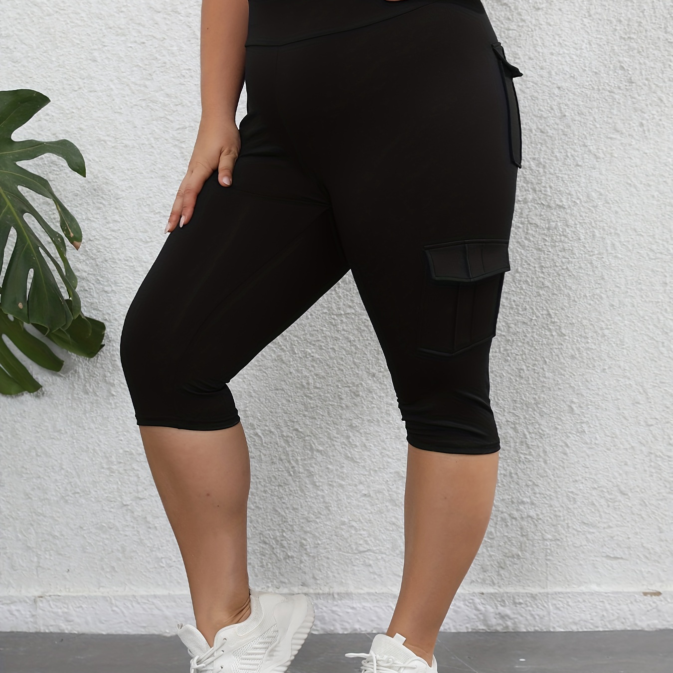 

Women's Plus Size Black Color Plain Capri Yoga Cargo Pants With Pockets, Stretchy High-waisted Workout Leggings, Breathable Athletic Cargo Pants