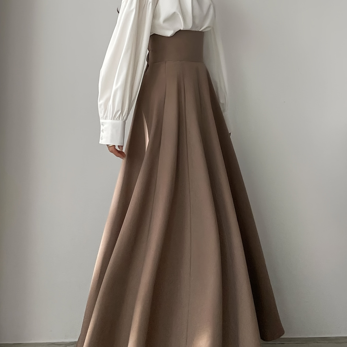 

A Stylish And Elegant Midi Skirt Suitable For Commutes And Gatherings, Featuring A Simple High-waisted Design With A Flared Silhouette, Spring And Summer.