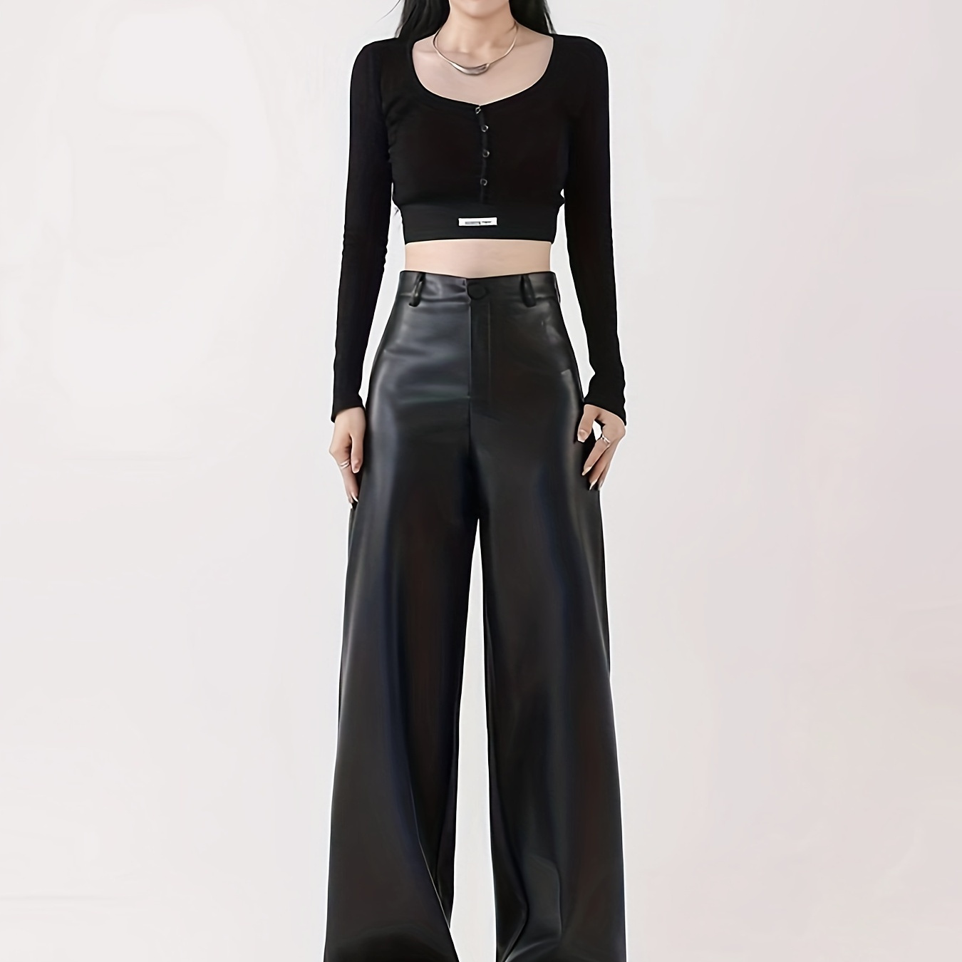 

Nouveau pantalon pour femme pour et l'hiver, avec un design à jambes larges, une taille haute, une coupe droite et un drapé élégant en PU noire.